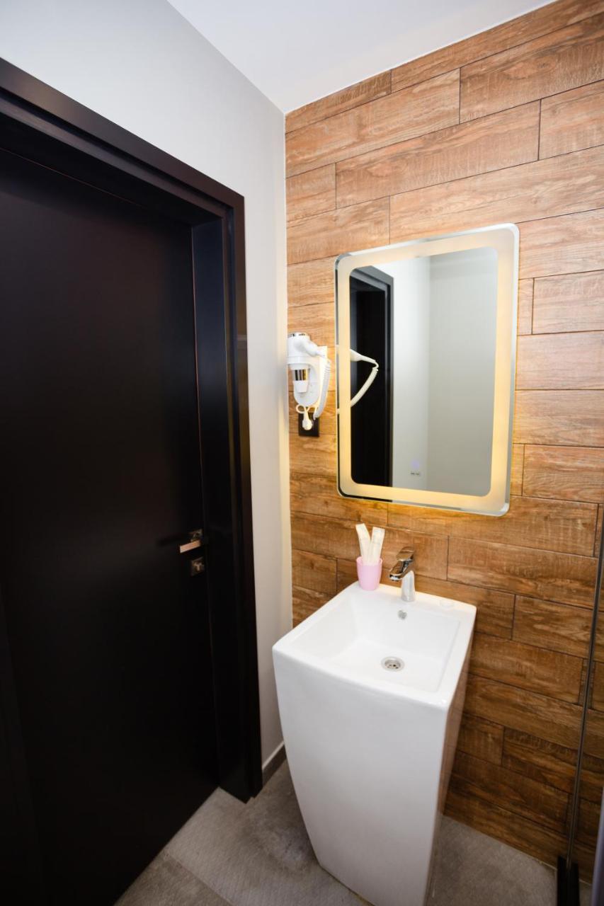 Eleven Hotel And Hall Алматы Экстерьер фото