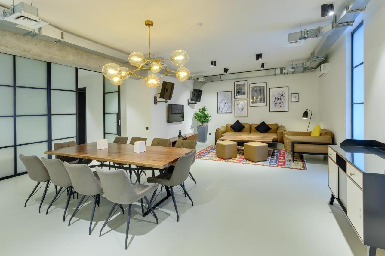 Eleven Hotel And Hall Алматы Экстерьер фото